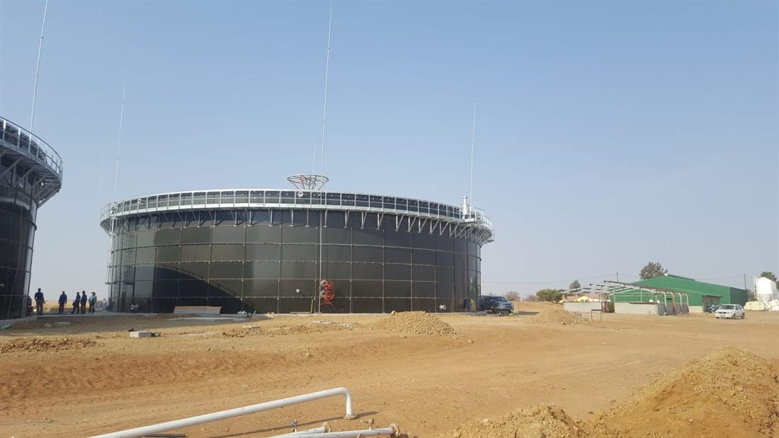 Large-scale bolted steel storage and treatment tanks on a remote site